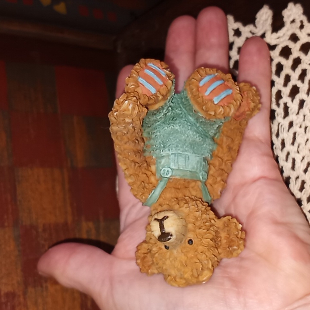 "1990" RESIN TEXTURED TEDDY BEAR WITH GREEN OVERALLS(CH/TP) - Picture 12 of 14